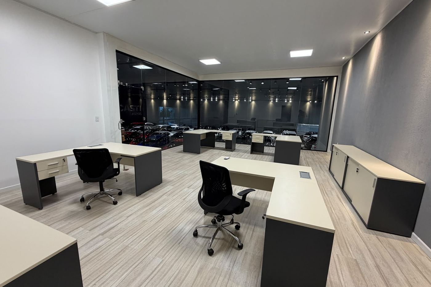 Oficina comercial equipada por MAX: puestos operativos, sillas y guardado