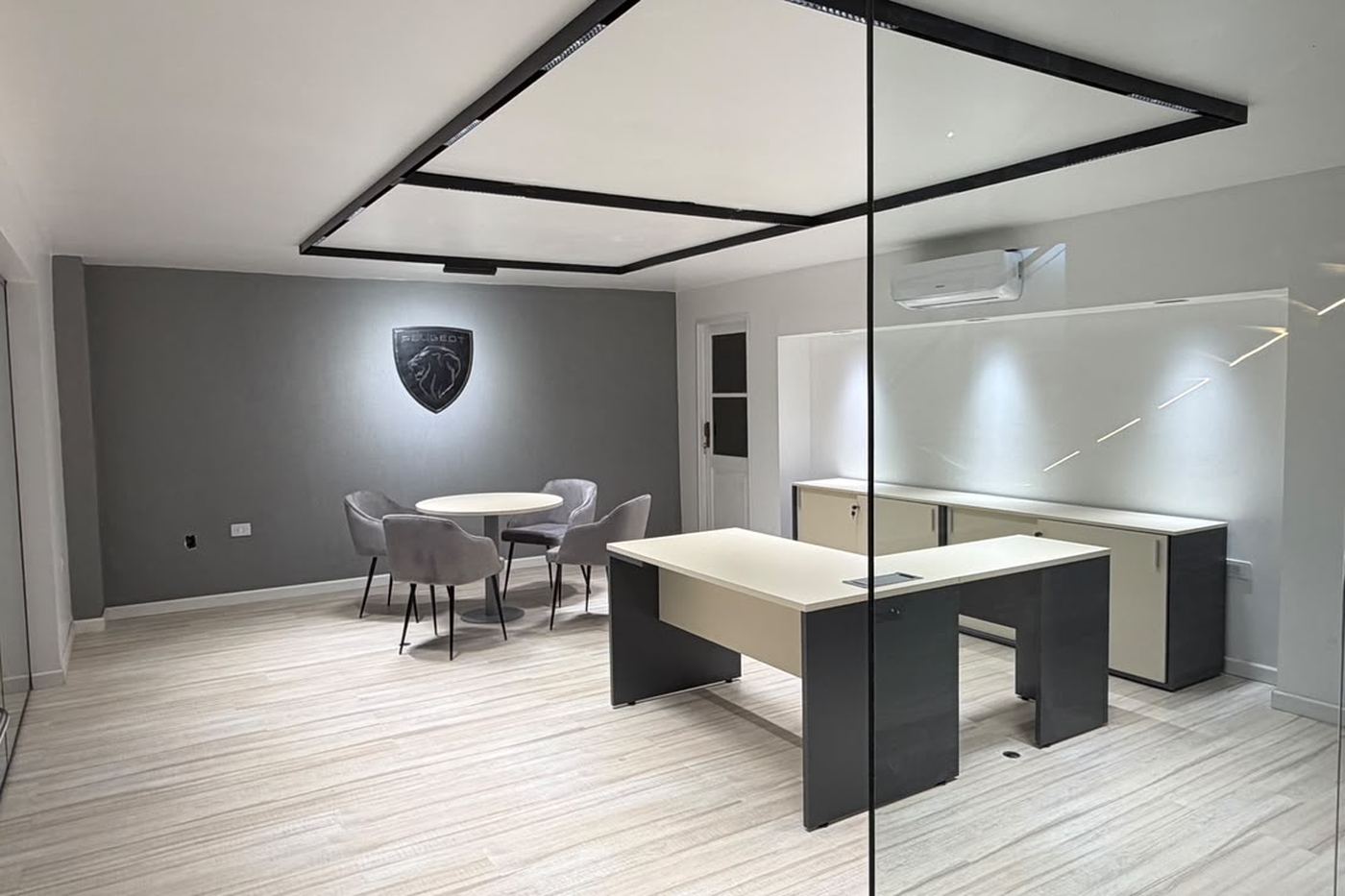 Oficina gerencial y sala de reunión de una concesionaria