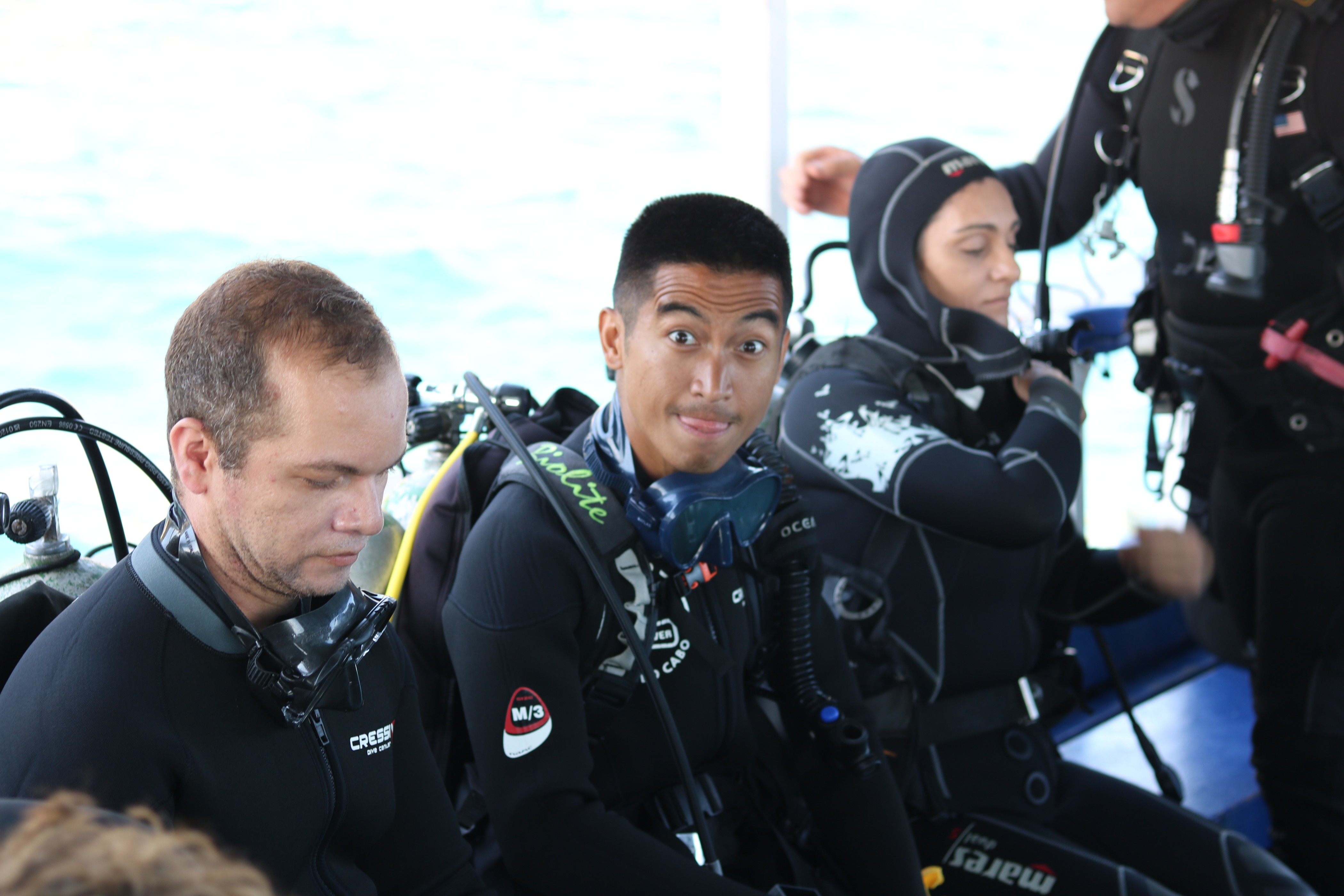 Alunos preparando equipamento de mergulho a bordo do barco da Private Diver