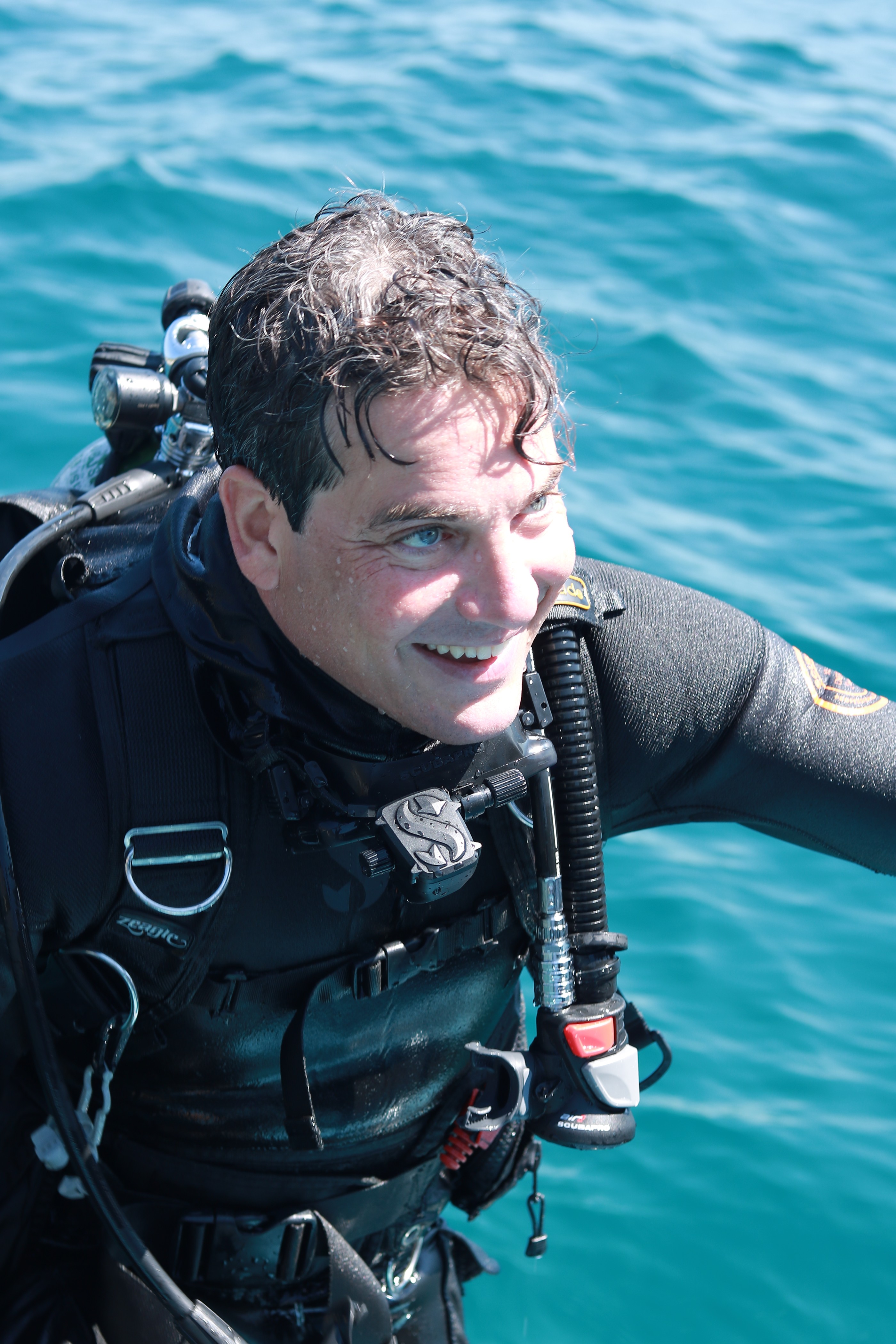 Instrutor sorrindo na superfície após mergulho em Arraial do Cabo