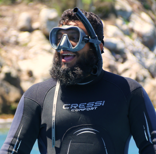 Vinícius Tanque Santos ensinando mergulho em Arraial do Cabo