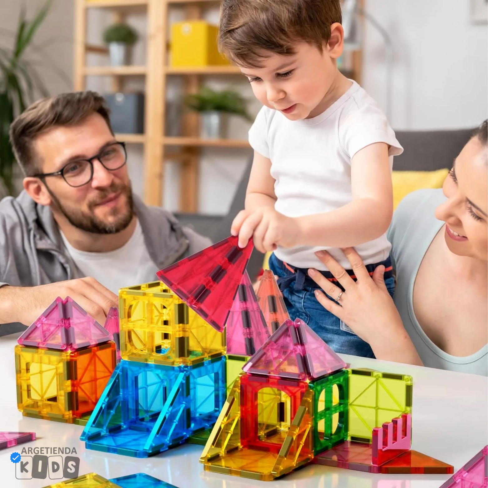Niños jugando con bloques magnéticos