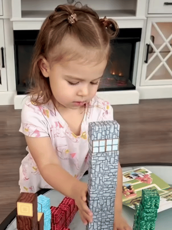 Niños jugando con bloques magnéticos