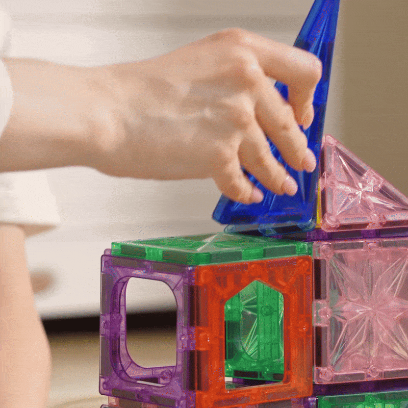 Niños jugando con bloques magnéticos