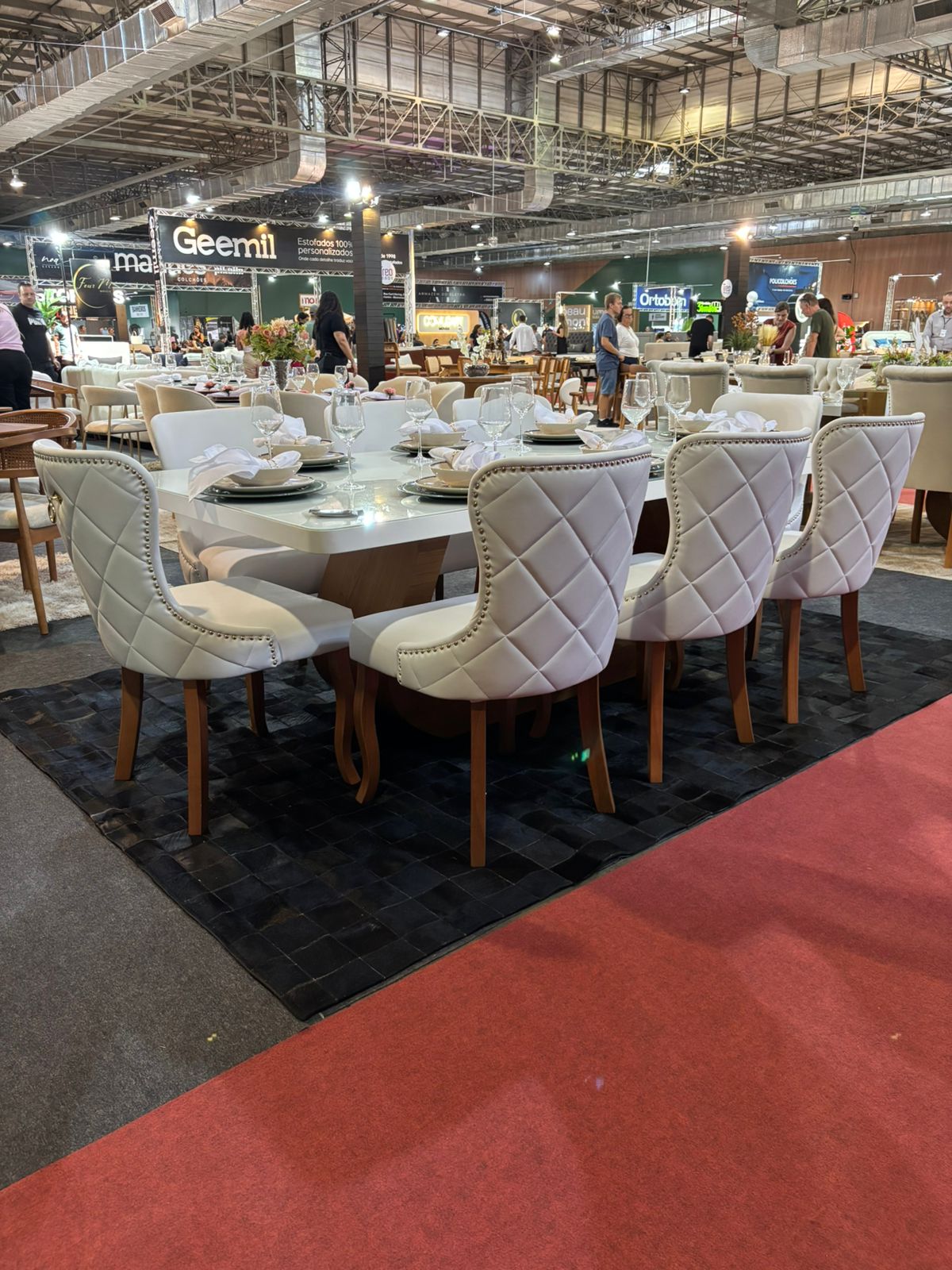 Cadeira Cristal de madeira maciça apresentada em ambiente decorado