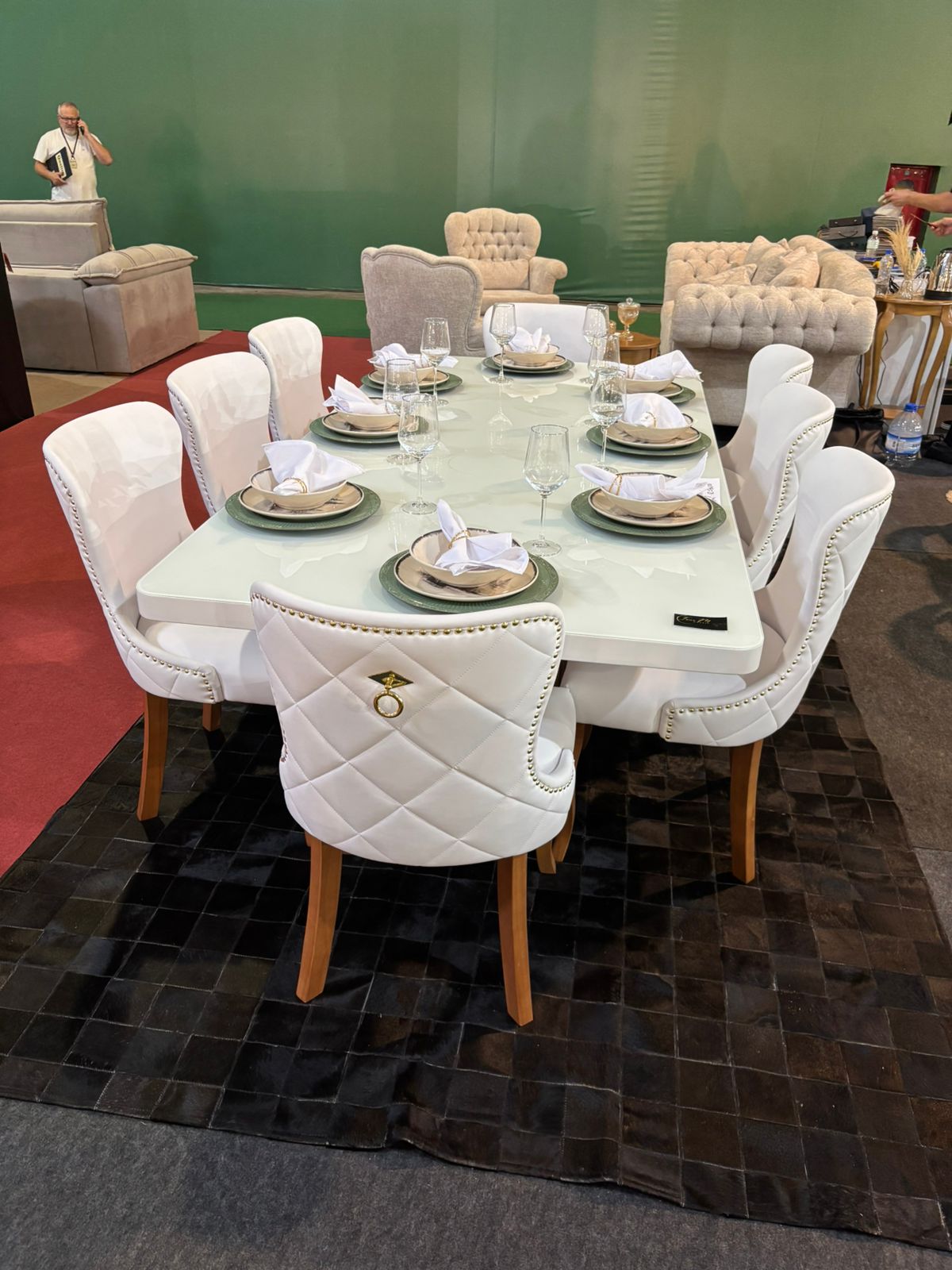 Encosto da Cadeira Cristal com acabamento em losangos e puxador dourado