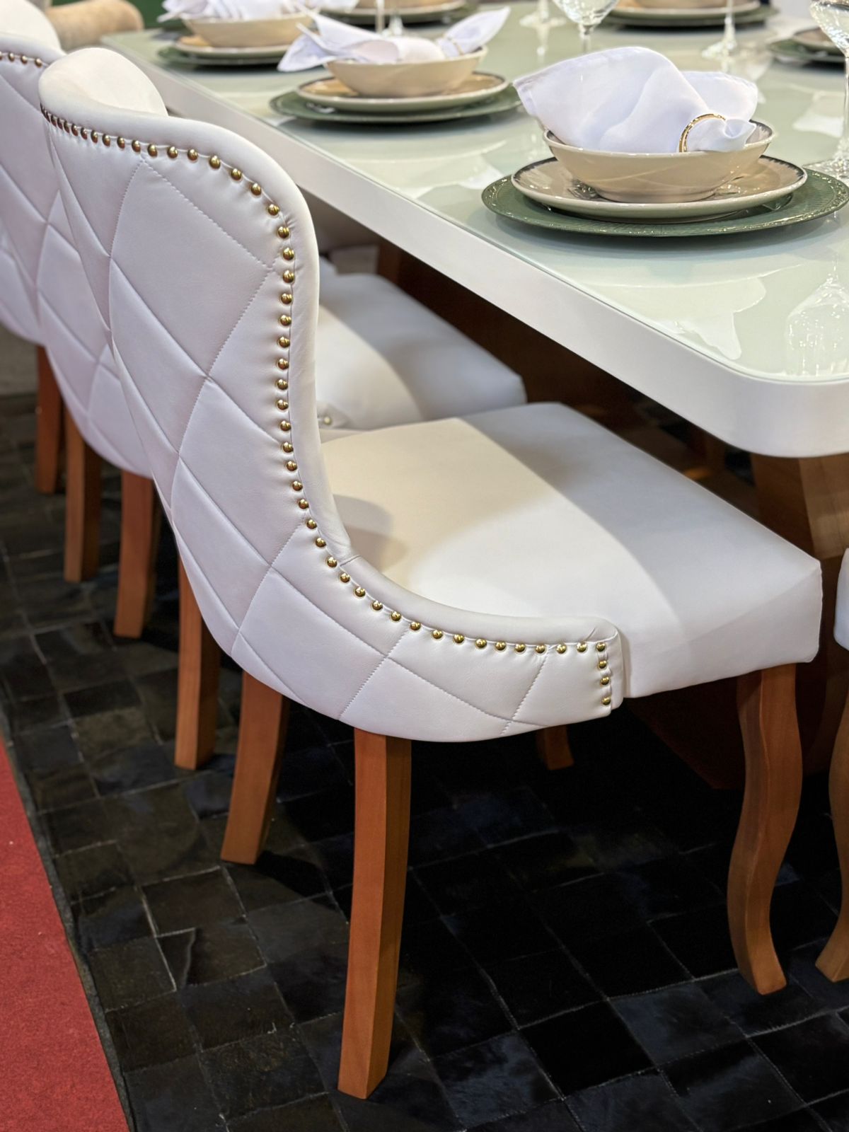 Assento e encosto estofados da Cadeira Cristal com tachas decorativas