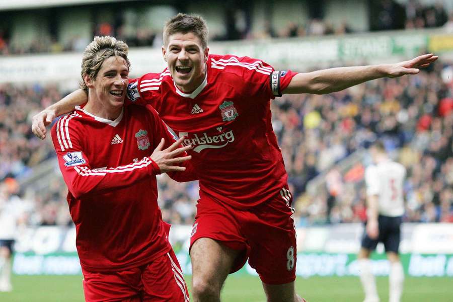 Fernando Torres e Gerrardo com a camisa do Liverpool Home 2006/2007