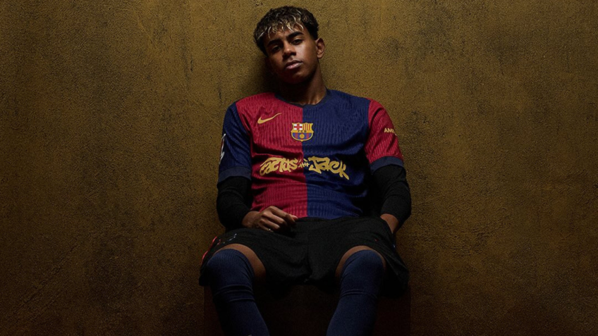 Lamine Yamal com a nova camisa do Barcelona em colab com Travis Scott Cactus Jack