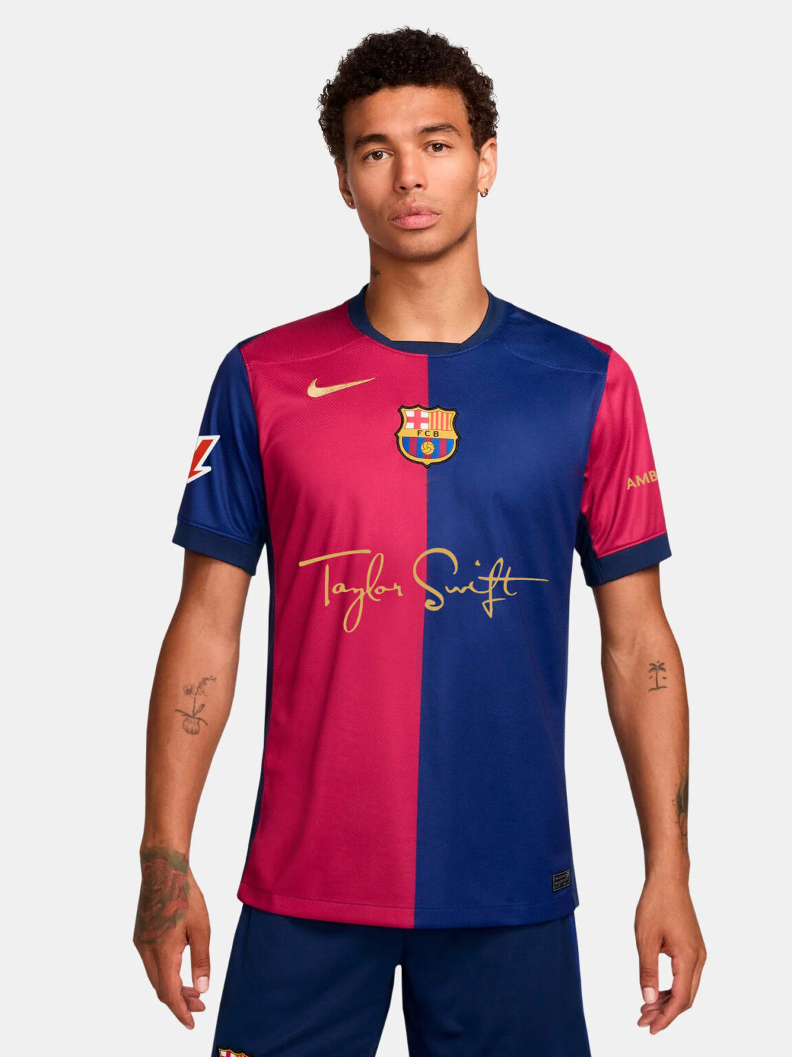 Foto da Camisa do Barcelona Home 24/25 com o nome da cantora Taylor Swift estampado no peito