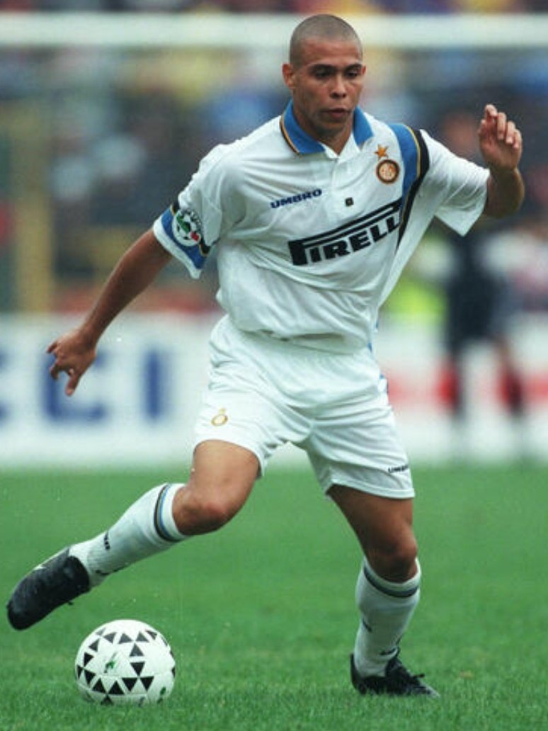 Ronaldo Nazário com a camisa da Inter de Milão em 1997