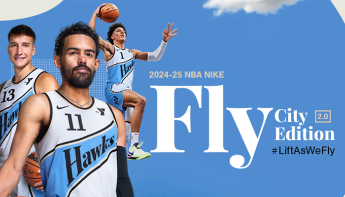 Camisa regata Atlanta Hawks 2024/25 City Edition branca com detalhes em azul, preto e dourado, nome Trae Young #11, inscrição “Hawks” em voo e fivela Atlanta na barra inferior