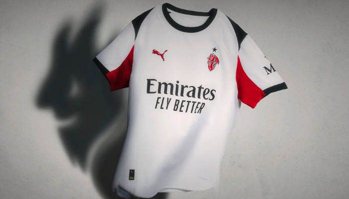 Camisa Reserva do Milan Puma 2025-2026 branca com detalhes vermelhos e pretos e o Diavoletto estilizado no escudo.