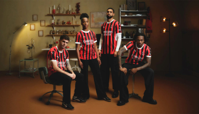 Camisa titular AC Milan Puma 2024/25 versão jogador comemorativa de 125 anos, vermelho e preto com detalhes brancos.