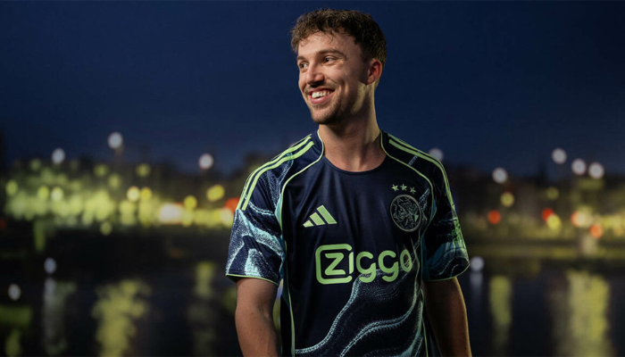 Camisa reserva Ajax Adidas 2025/26 azul marinho com detalhes em verde fluorescente e escudo clássico