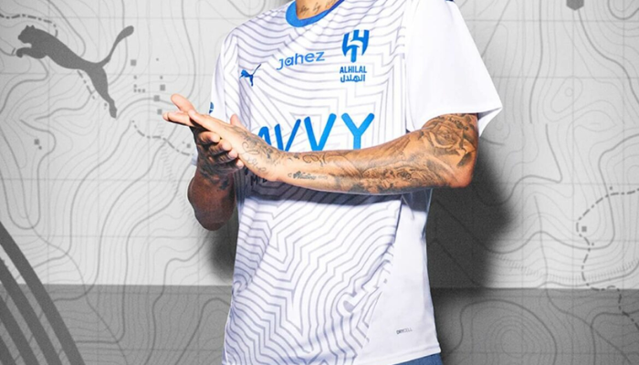 Camisa reserva Al-Hilal Puma 2024/25 versão torcedor branca com padrão cinza e gola azul.