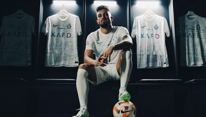 Terceira camisa Al-Nassr Nike 2023/24 versão torcedor branca com detalhes em degradê azul e roxo.