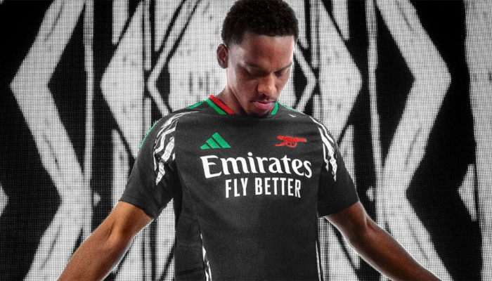 Camisa reserva do Arsenal Adidas 2024/25 versão torcedor preta com detalhes pan-africanos em vermelho e verde.