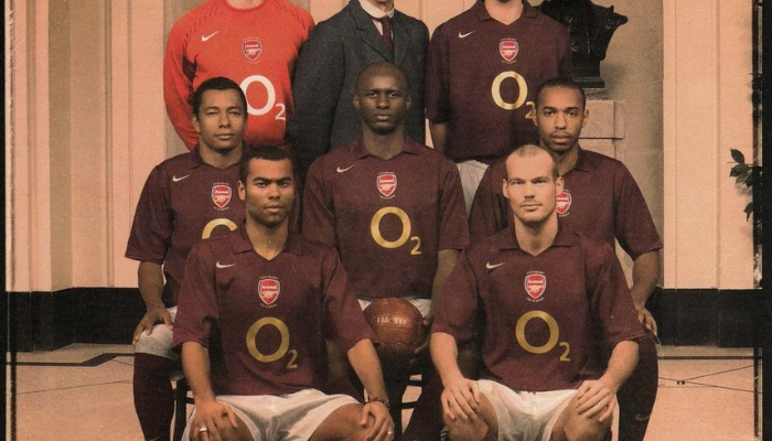 Camisa retrô do Arsenal Nike 2005/06 em tom vinho redcurrant, usada na despedida de Highbury por Henry e Bergkamp.