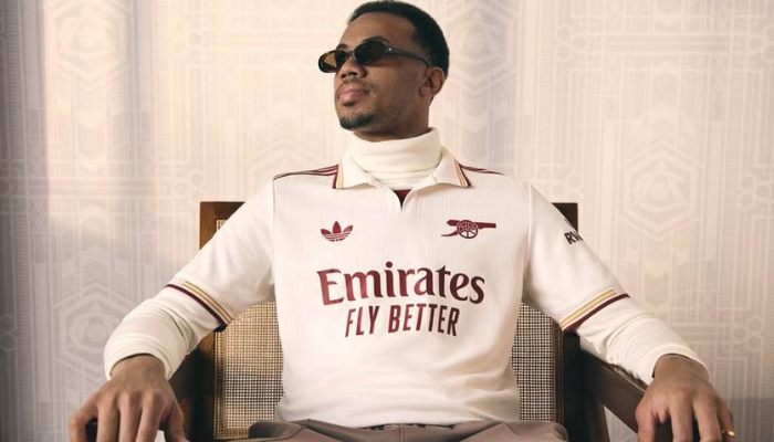 Terceira camisa Arsenal Adidas 2025/26 off-white com detalhes em bordô e dourado, inspirada na arquitetura de Highbury.
