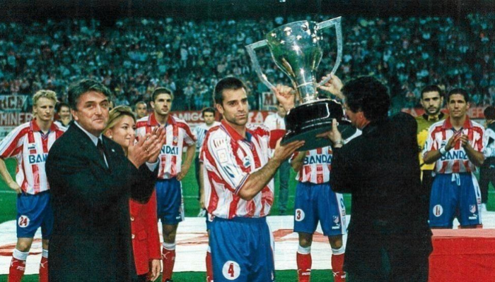 Camisa retrô titular do Atlético de Madrid Puma 1995/96, usada na temporada histórica da La Liga e Copa do Rey.