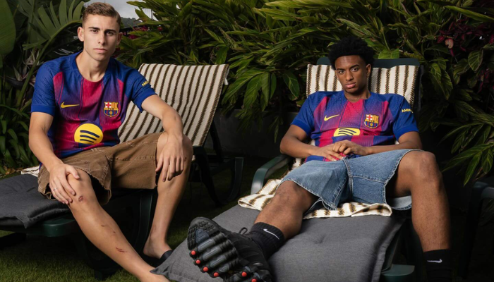 Camisa titular Barcelona 2025-2026 Nike com listras azul e grená, efeitos diagonais, escudo Barça, patrocínios em amarelo e bandeira da Catalunha estilizada na nuca.