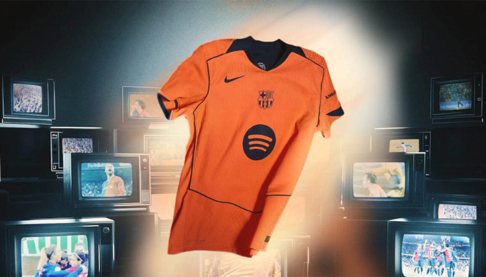 Terceira camisa Barcelona Nike 2025/26 em laranja vibrante com detalhes azul-marinho, inspirada no título mundial de 2009.