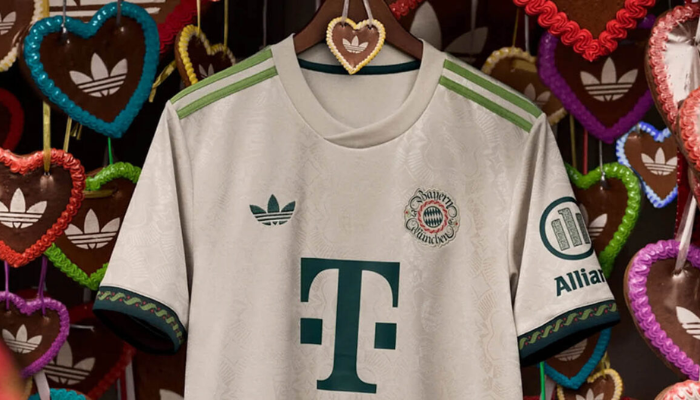 Camisa Bayern de Munique Oktoberfest 2025 Adidas off-white com detalhes verdes e escudo especial.