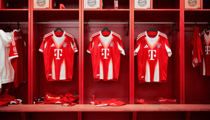 Camisa titular Bayern de Munique Adidas 2025/26 vermelha com detalhes brancos e grande “M” no corpo.