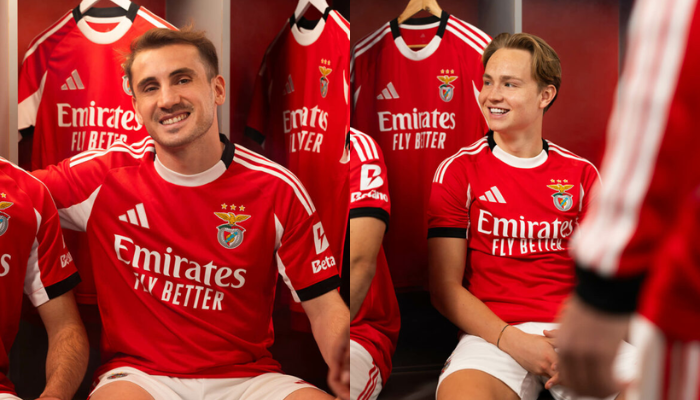 Camisa titular Benfica 2025-2026 Adidas vermelha com gola branca e preta, listras brancas nos ombros e escudo do clube no peito