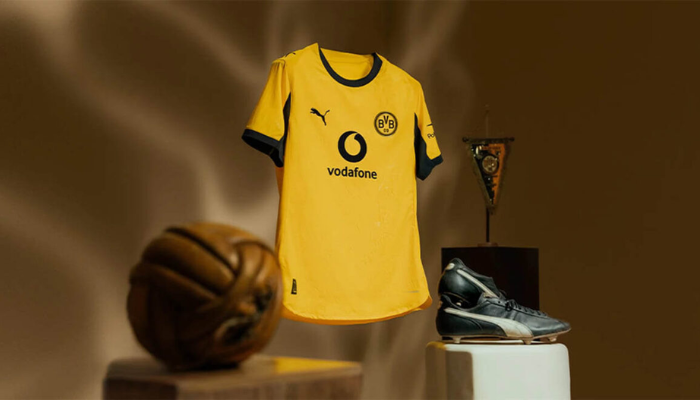 Camisa titular Borussia Dortmund Champions Puma 2025/26 amarela com padrão floral em jacquard e detalhes pretos.