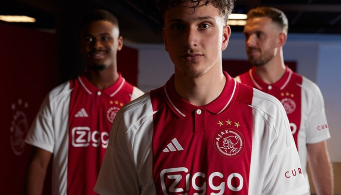 Camisa titular Ajax Adidas 2024/25 versão torcedor branca com faixa vermelha central e gola polo.