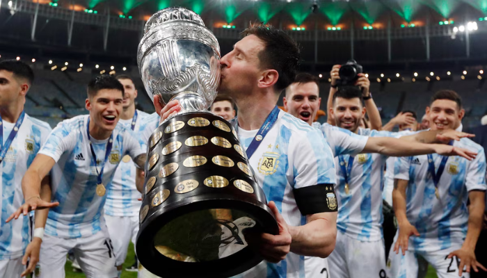 Camisa Retrô Argentina Adidas 2020-2021 branca com listras azuis, homenagem a Maradona, edição especial Albiceleste