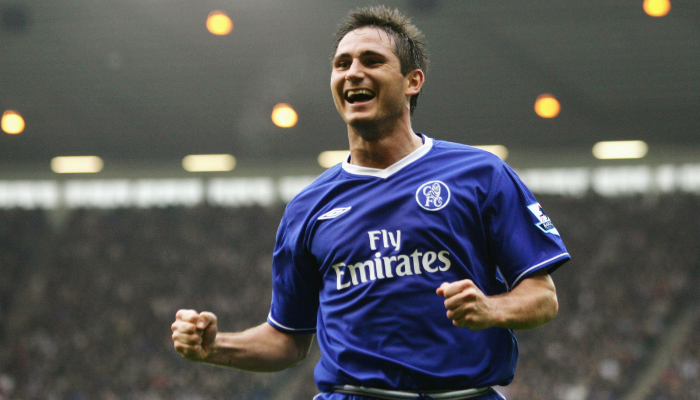 Camisa retrô Chelsea Umbro 2003/05 azul com detalhes brancos.