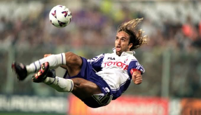 Camisa reserva retrô da Fiorentina 1999-2000 branca e roxa Fila, usada por Batistuta na Champions League