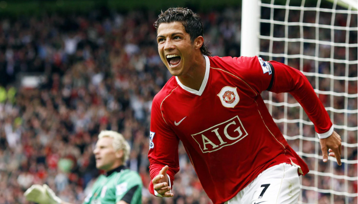 Camisa retrô Manchester United Nike 2006-2007 vermelha com detalhes brancos clássicos.