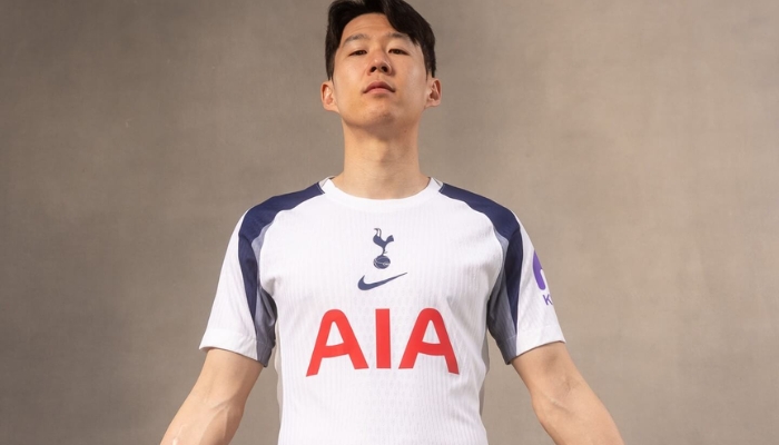 Camisa titular do Tottenham 2025/26 branca com detalhes em azul escuro e ardósia, escudo centralizado, gola redonda, patrocínio AIA em vermelho e logo Nike abaixo do escudo