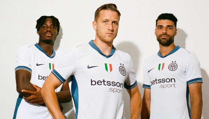 Camisa reserva Inter de Milão Nike 2025/26 branca com detalhes em cinza e escudo especial com duas estrelas.