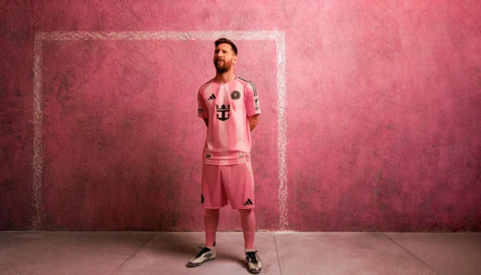 Camisa titular Inter Miami Adidas 2025/26 versão jogador, rosa listrada com detalhes pretos e escudo do clube.