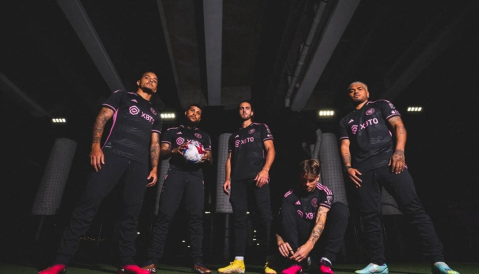 Camisa reserva Inter Miami Adidas 2025/26 versão jogador, preta com listras em relevo e detalhes em rosa “Bliss Pink”.