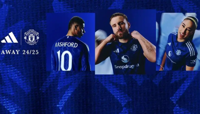 Camisa reserva Manchester United Adidas 2024/25 versão jogador azul com detalhes prateados e gola polo