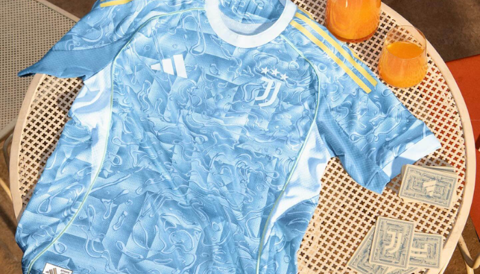 Camisa reserva Juventus 2025 2026 versão torcedor Adidas, azul celeste com gráfico líquido e detalhes em amarelo vibrante, gola redonda branca e escudo em branco no peito