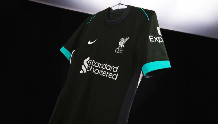 Camisa reserva Liverpool Nike 2024/25 verde escuro com detalhes cinza e branco, versão torcedor