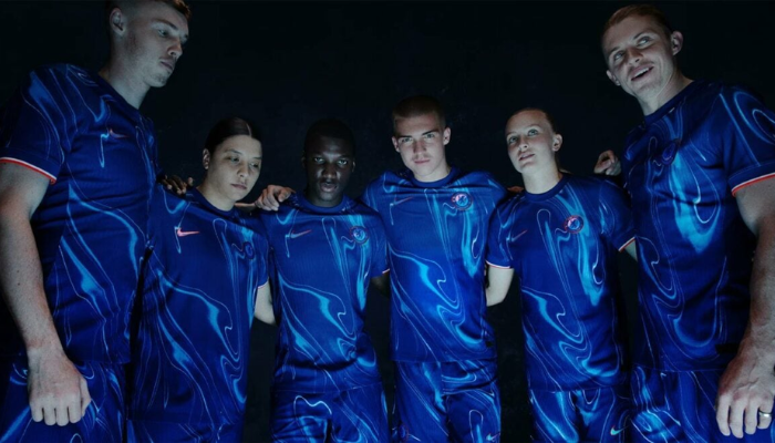 Camisa titular Chelsea Nike 2024/25 azul royal com padrão de ondas e detalhes em branco e laranja.