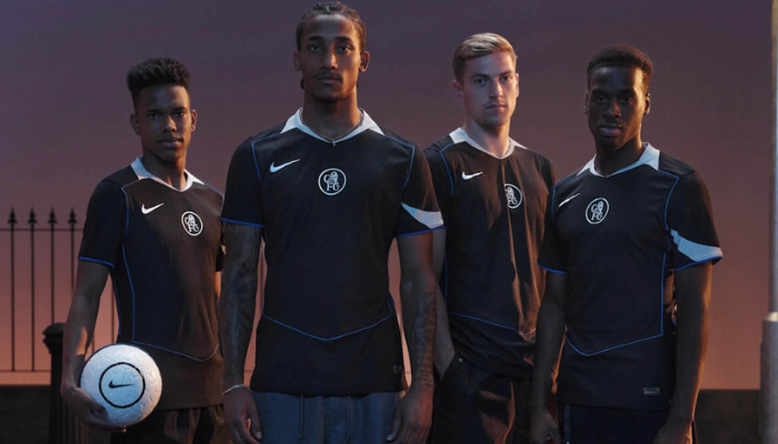 Camisa titular Chelsea Nike 2025/26 versão torcedor, preta com detalhes em prata e escudo retrô centralizado inspirado na temporada 2004/05.