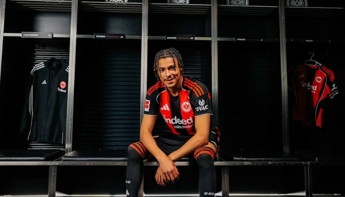 Camisa titular Eintracht Frankfurt adidas 2025/26 listrada em vermelho e preto com detalhes em branco