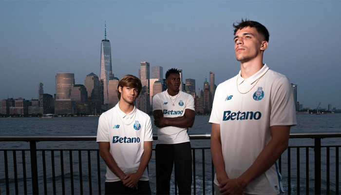 Terceira camisa do Porto FC New Balance 2025/26 branca com detalhes azuis metálicos.