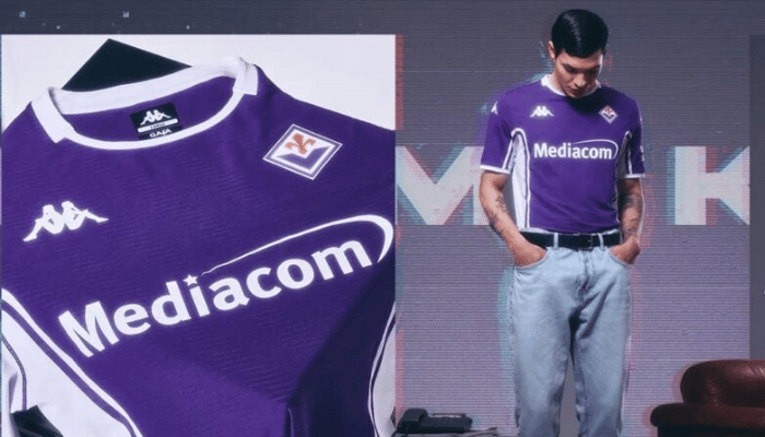 Camisa Titular Fiorentina 2025-26 Kappa roxa com faixas brancas laterais, escudo atual e ominis Kappa nas mangas.