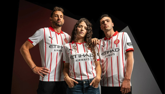 Camisa Titular do Girona Puma 2025/26 branca com linhas vermelhas, gola polo vermelha e bandeira da Catalunha na nuca.