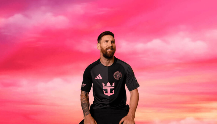Camisa reserva Inter Miami Adidas 2025/26 versão torcedor, design meio a meio em preto e cinza com detalhes em rosa.